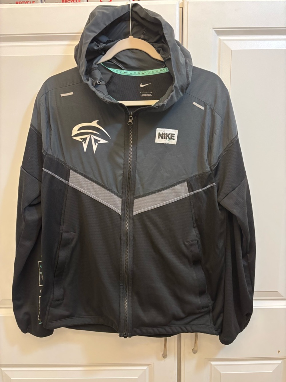 Nike Windrunner D.Y.E. Men's Running Jacket (Style#: DR2827-010).